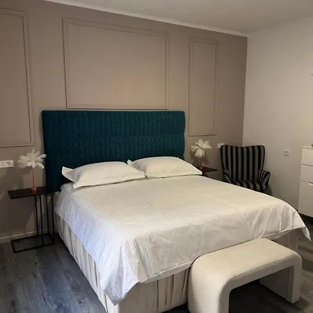 Laros Apartment *