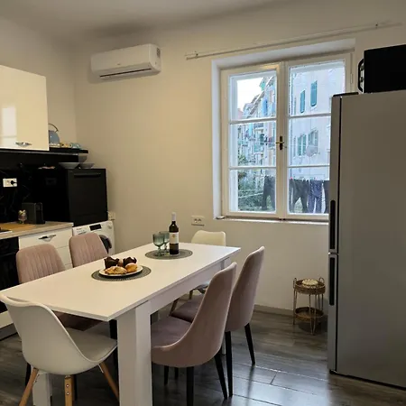 Laros Apartment Split